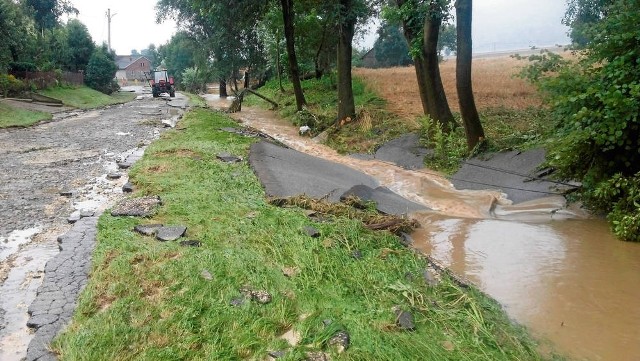 Fala powodziowa zerwała asfalt z drogi gminnej w Januszowicach, przeniosła go na pola i rowy
