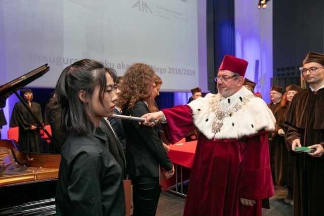 Na bydgoskich uczelniach trwają inauguracje nowego roku akademickiego. W czwartek (4 października) uroczyście powitali go studenci, wykładowcy i władze Akademii Muzycznej w Bydgoszczy.Wieczorem, po uroczystości, która odbyła się w budynku przy ul. Gdańskiej 20, zaplanowano koncert gitarowy w wykonaniu Krzysztofa Pełecha. Kolejne inauguracje zaplanowano w sobotę (6 października) na dwóch bydgoskich uczelniach niepublicznych, czyli w Kujawsko-Pomorskiej Szkole Wyższej (godz. 12) i Wyższej Szkole Gospodarki (godz. 12.30).