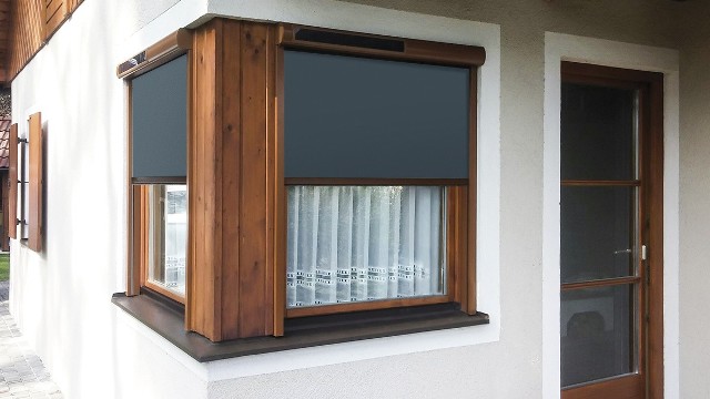 Osłony okien, montowane od zewnątrz, zapewniają skuteczną ochronę przed upałami.
