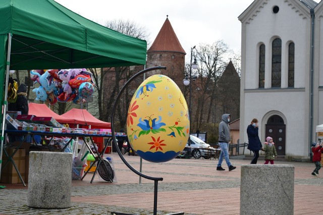 Bytowski ratusz zaprasza artystów i rękodzielników do zgłoszenia udziału w tegorocznej edycji Jarmarku Wielkanocnego, który odbędzie się 2 kwietnia (niedziela) w godzinach 9-14 na bytowskim rynku.