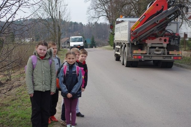 Dzieci z Niewodnicy Kościelnej, by dotrzeć na lekcje, codziennie pokonują ruchliwą i niebezpieczną drogę. Nie ma tu nawet chodnika, więc uczniowie idą poboczem. Mijają ich jadące szybko samochody. 