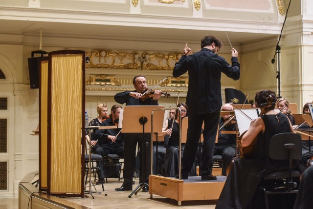 Podczas przesłuchań finałowych w Auli UAM z Orkiestrą Filharmonii Poznańskiej pod batutą Łukasza Borowicza grał Bartosz Bryła