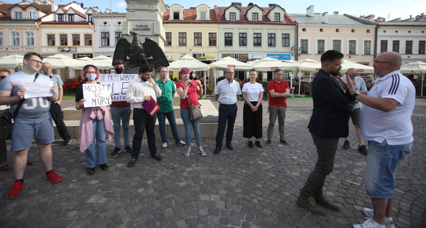 Protest na rzeszowskim Rynku przeciwko hejtowi, który wylał się na Podkarpacie po wyborach prezydenckich [ZDJĘCIA, WIDEO]