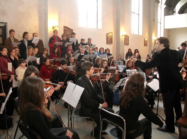 W koncercie wieńczącym II Warsztaty Muzyczno &#8211; Liturgiczne w Kielcach wzięli udział chórzyści &#8211; amatorzy, muzycy z Filharmonii Świętokrzyskiej i młodzi członkowie orkiestry Państwowej Szkoły Muzycznej w Kielcach.