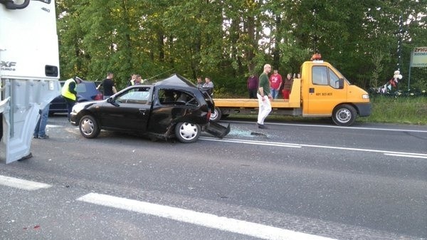 Wypadek na DK 78 w Porębie: Dwie osoby ranne w zderzeniu osobówek