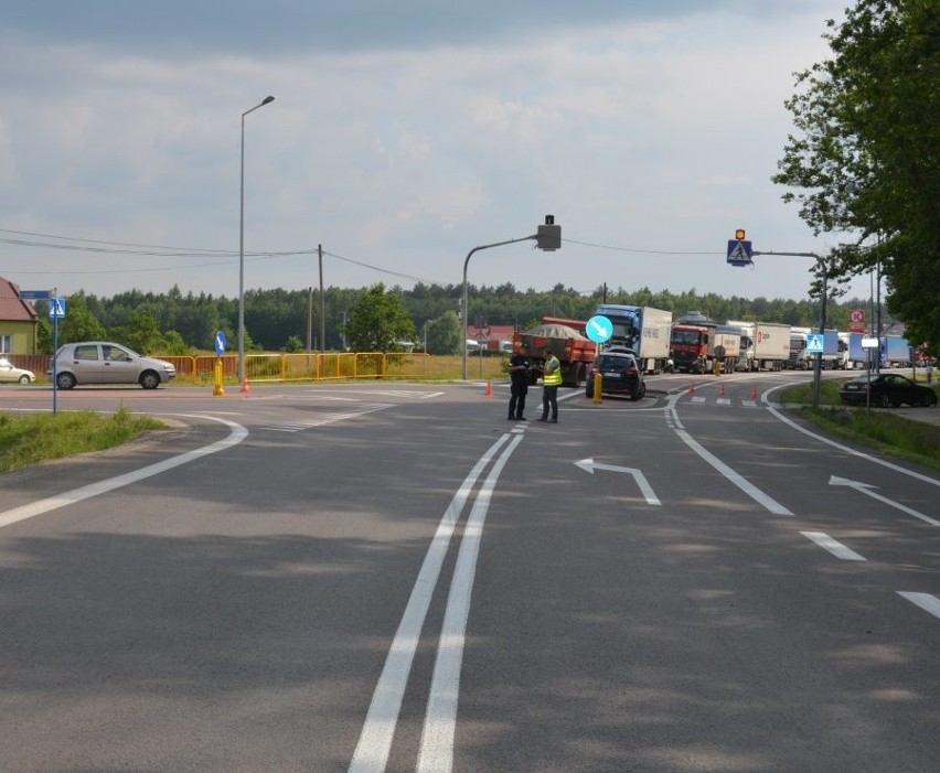 21-letni motocyklista ranny w zderzeniu z samochodem w Nowej Dębie (ZDJĘCIA)