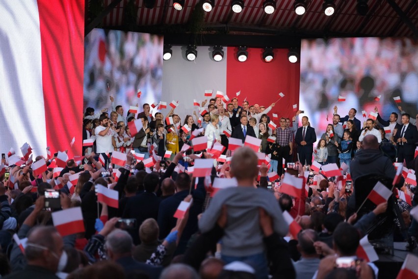 Andrzej Duda tuż po ogłoszeniu wyników drugiej tury wyborów prezydenckich. Zobacz zdjęcia!