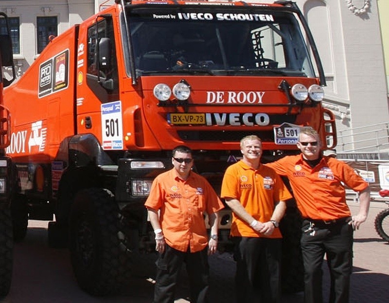 Team de Rooy na Rajdzie Dakar 2011, od lewej: Darek...
