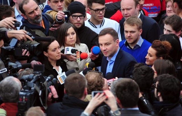 Andrzej Duda w otoczeniu dziennikarzy
