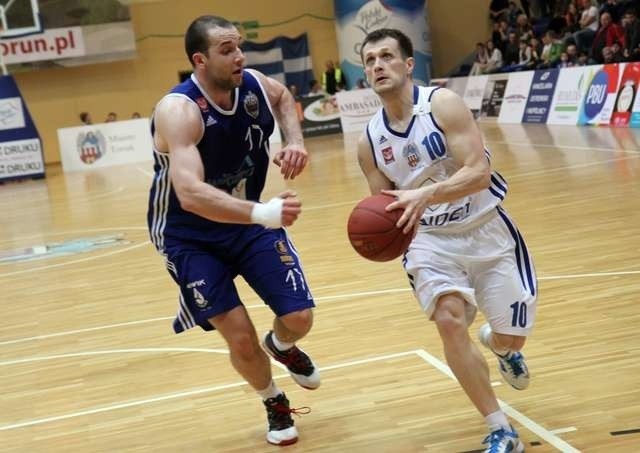 Ekipa Polskiego Cukru SIDEn-u (z piłką Łukasz Żytko) rywalizowała z Wikaną Startem Lublin (z lewej Marcel Wilczek) na parkietach I ligi. Czy w przyszłym sezonie obie drużyny powalczą w Tauron Basket Lidze?