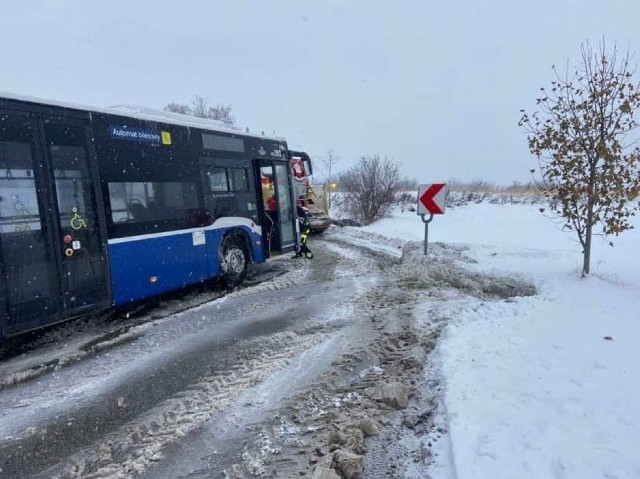 W Zelkowie autobus MPK wypadł z drogi