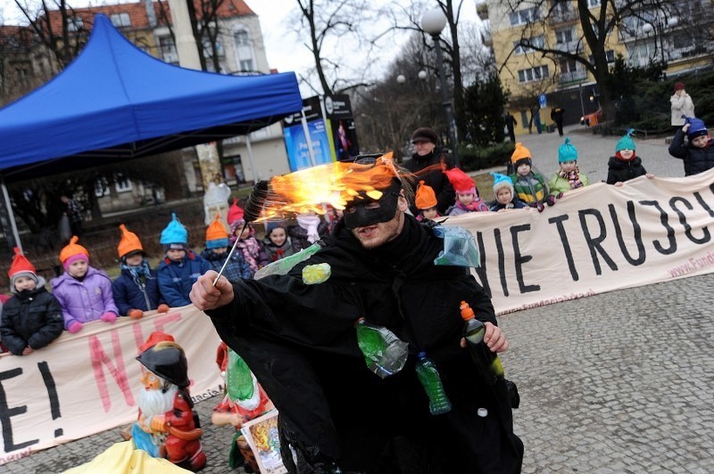 Happening: "To nie krasnoludki palą śmieci"