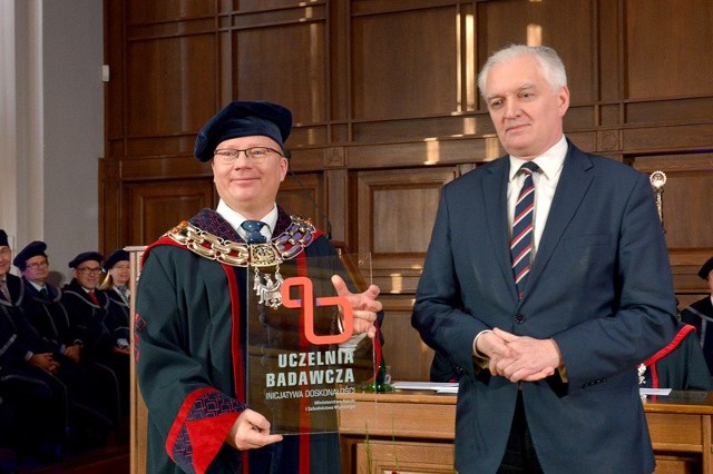 Po inauguracji Centrów Badawczych odbyło się uroczyste posiedzenie Senatu Politechniki Gdańskiej z udziałem Jarosława Gowina, wicepremiera, ministra nauki i szkolnictwa wyższego Na zdj. prof. Krzysztof Wilde, rektor Politechniki Gdańskiej (z lewej) i wicepremier Jarosław Gowin.