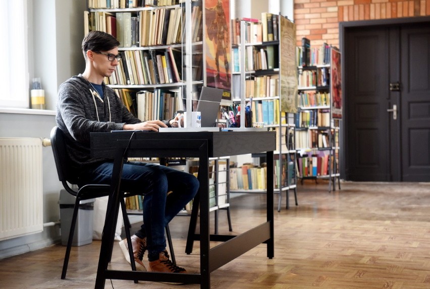 Czytelnia w bibliotece w Świebodzinie po remoncie wygląda...