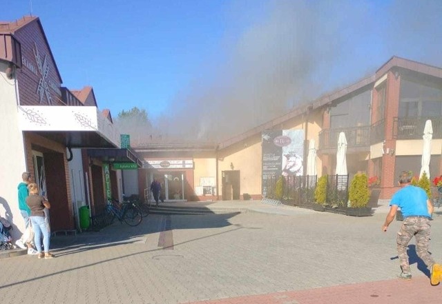 Pożar restauracji w Kaletach. Strażacy wciąż walczą z ogniem