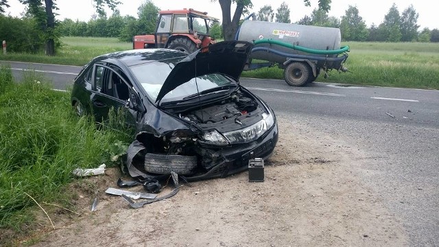 Honda Civic została poważnie uszkodzona, dlatego policjanci zatrzymali dowód rejestracyjny.