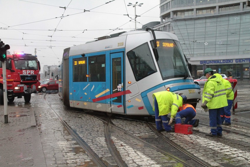 Wykolejenie tramwaju na placu Grunwaldzkim. Duże utrudnienia w ruchu [ZDJĘCIA]