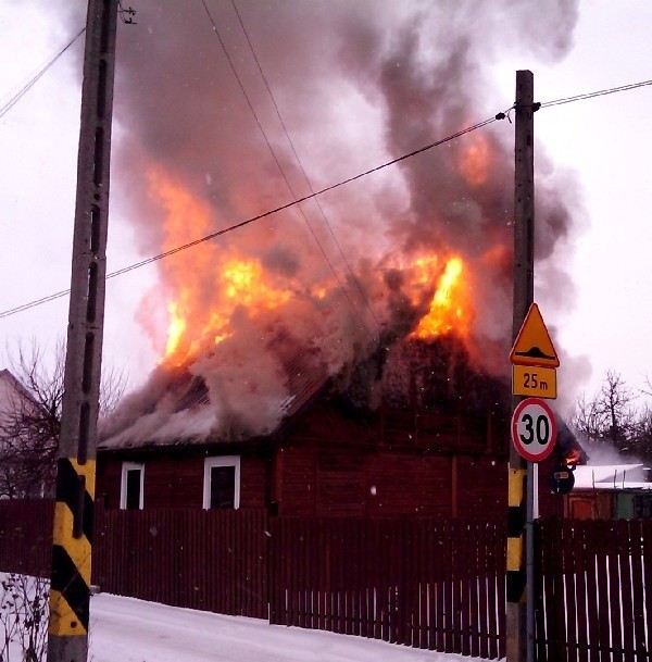 W płomieniach stanął dom na Kołodziejskiej. Jedna osoba była w środku (wideo, zdjęcia)