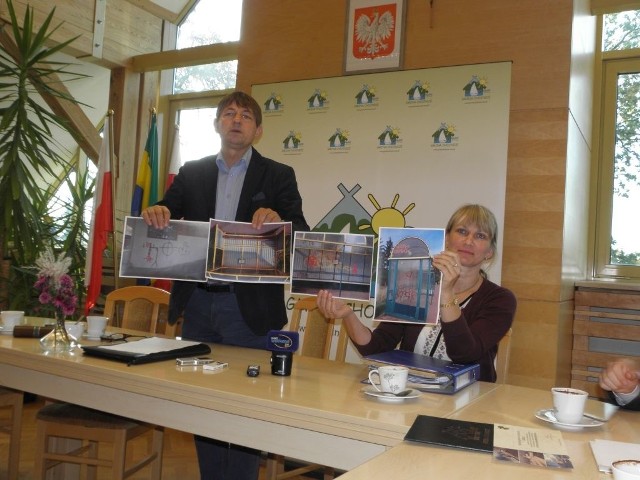 Wójt Zbigniew Szczepański i Beata Burda pokazują malunki, jakie wandale zostawili na przystankach