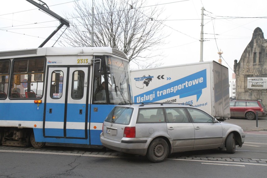 Utrudnienia przy moście Pomorskim. Taksówka wjechała w antykwariat, a VW pod tramwaj