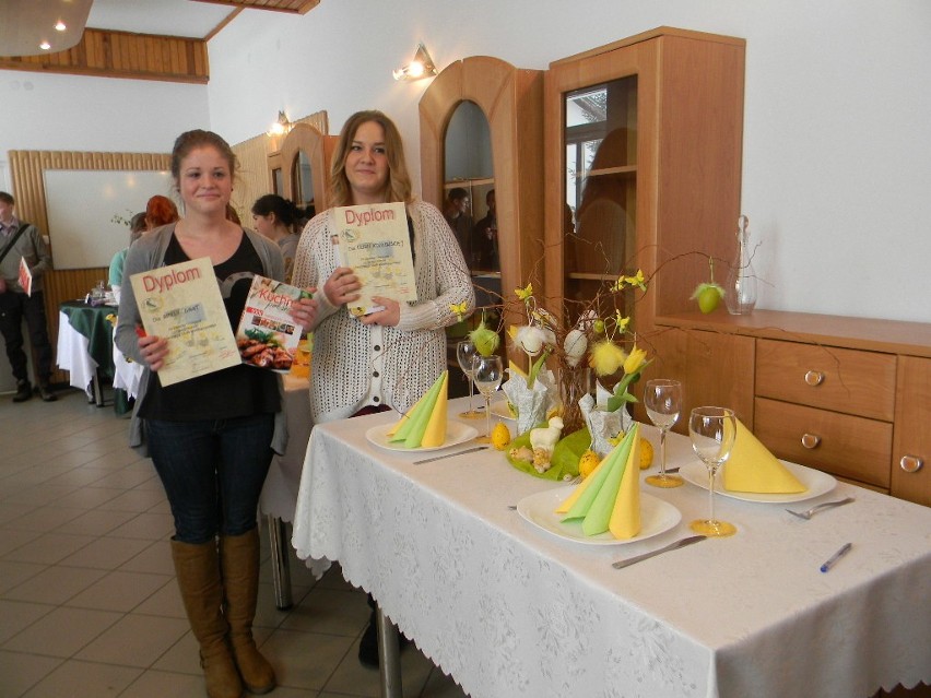 Amelia Gnat i Oliwia Kozłowska wygrały w szkolnym konkursie