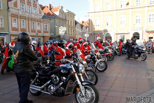 Motomikołajki na stałe wpisały się w kalendarz grudniowych imprez, organizowanych w stolicy regionu. Tym razem w imprezie wzięło udział ponad 70 świętych na dwóch kółkach. Miłośnicy motorów, przebrani w czerwone stroje, spotkali się o godz. 11 przed opolskim ratuszem, a następnie przejechali ulicami miasta pod Solarisa i Karolinkę.Mikołajowie na dwóch kółkach rozdawali dzieciom słodycze, a później ruszyli do Domu Matki i Dziecka w Opolu-Grudzicach, aby rozdać paczki podopiecznym placówki.