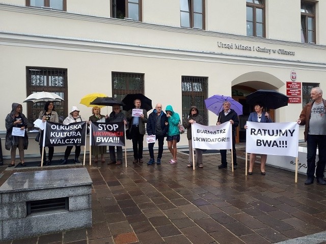 Protest pod Urzędem Miasta i Gminy w Olkuszu przeciwko likwidacji BWA.