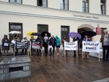 Protest przeciwników likwidacji galerii sztuki BWA pod Urzędem Miasta i Gminy Olkusz. Domagają się zmiany decyzji burmistrza