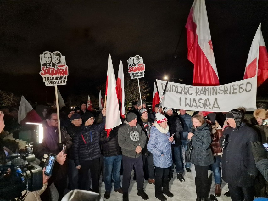 Protest przed Aresztem Śledczym w Radomiu. Zaapelował o to prezes Jarosław Kaczyński. Tutaj w celi znajduje się Mariusz Kamiński