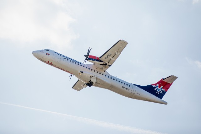 Samolot linii Air Serbia przez godzinę latał z dziurą w kadłubie nad lotniskiem w Belgradzie.