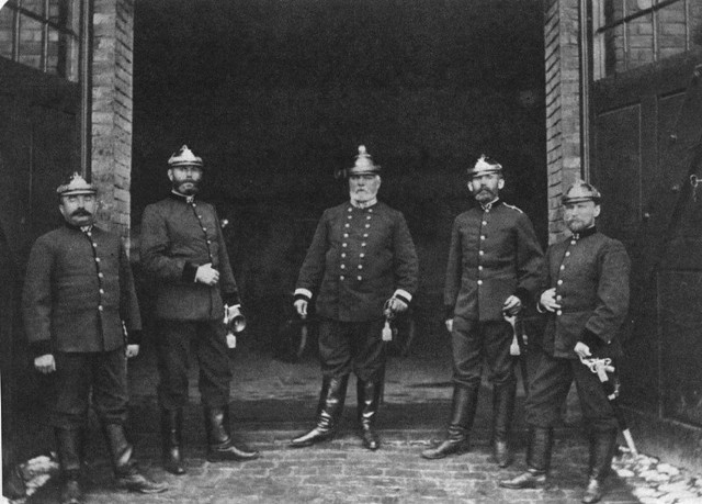 Dowództwo straży, w środku Wincenty Eminowicz. Fot. Ignacy Krieger, ok. 1900 r.