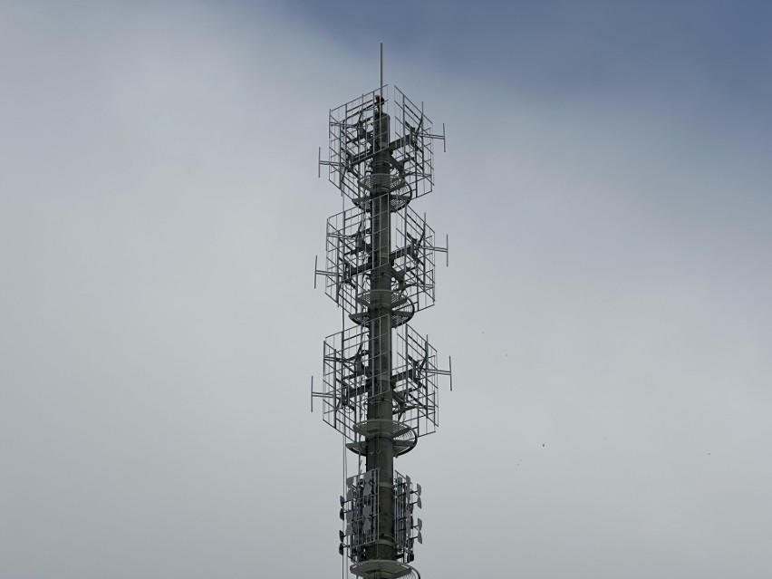 400 m od wieży widokowej na Bocheńcu w Jadownikach stanęła wieża radiokomunikacyjna. Zdjęcia i wideo