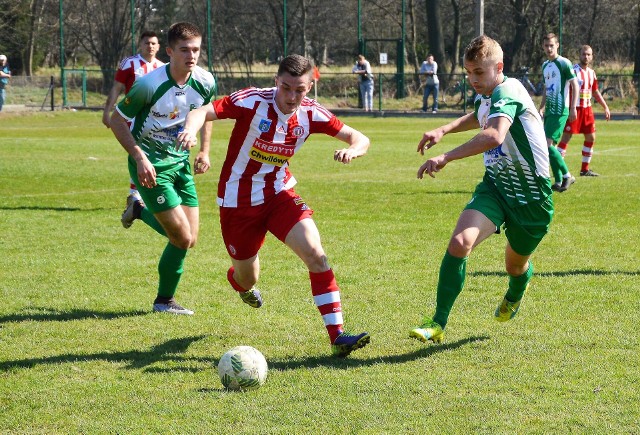 Mateusz Gleń, pomocnik Soły Oświęcim (w środku) w starciu z dwoma zawodnikami Podlasia Biała Podlaska. Mecz zakończył się remisem 0:0.