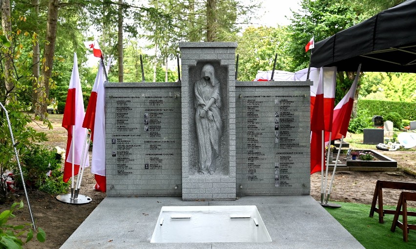 Prochy i szczątki 45 polskich więźniarek KL Ravensbrück pochowano na cmentarzu w Fuerstenbergu