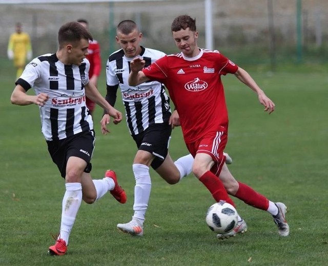 Johny Spike Gill podpisze kontrakt z Koroną Kielce. Dobrze wypadł w grze wewnętrznej i podczas treningów.Angielski pomocnik był testowany w Koronie w czasie reprezentacyjnej przerwy. Przekonał do siebie sztab szkoleniowy. Prezes klubu Krzysztof Zając potwierdził nam, że 18-letni piłkarz podpisze umowę z Koroną.-Moge potwierdzić, zawodnik ten dobrze wypadł u nas na testach i podpisze kontrakt z naszym klubem - powiedział prezes Zając.Ostatnio Anglik grał w czwa-rtoligowym zespole Watra Białka Tatrzańska. Zbierał bardzo dobre recenzje. Jego pozyskaniem zainteresowane były też dwa inne kluby - Górnik Zabrze i Sandecja Nowy Sącz. Anglik zdecydował się na Koronę.Jeśli chodzi o inne sprawy kadrowe, to można się spodziewać, że z Korona pożegna się Adnan Kovacević, któremu 30 czerwca 2020 roku wygasa kontrakt z kieleckim klubem. Na brak ofert reprezentant Bośni i Hercegowiny nie narzeka. Będą prowadzone rozmowy w sprawie przedłużenia umów z innymi graczami - Jakubem Żubrowskim, Marcinem Cebulą, Ognjenem Gnjaticiem i Iwanem Marquezem.(dor)