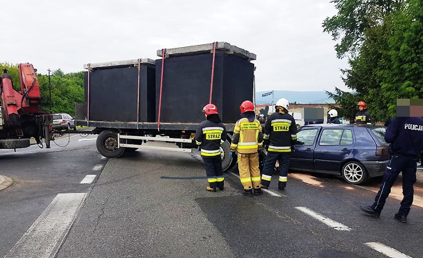 Volkswagen wbił się w przyczepę ciężarówki. Jedna ranna osoba w szpitalu