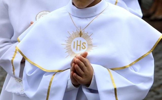 Ze względu na pandemię koronawirusa w diecezji sandomierskiej odwołane zostają spotkania przygotowawcze do pierwszej Komunii Świętej i same uroczystości, które były zaplanowane do połowy kwietnia. Zarządzenie dotyczące między innymi tego sakramentu i bierzmowania wydał biskup sandomierski Krzysztof Nitkiewicz.