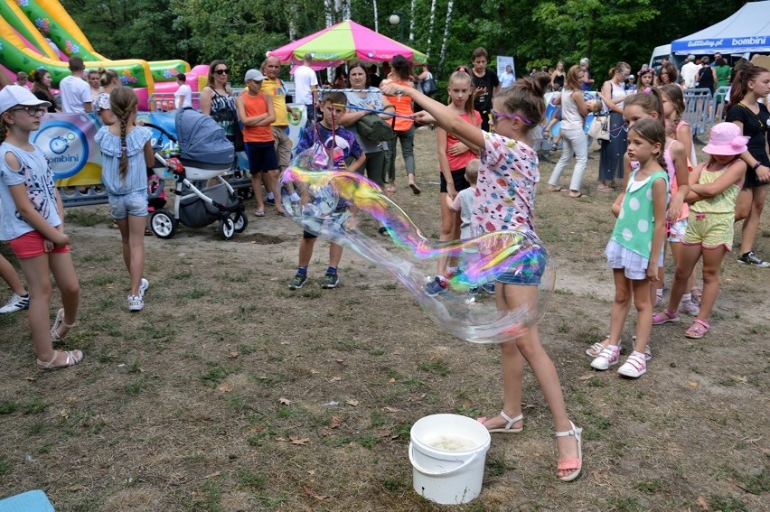 Bubble Day to Dzień Mydlanych Baniek w słoneczną niedzielę w Parku Miejskim w Stalowej Woli