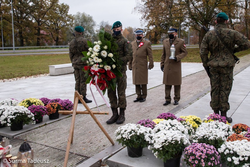 Stargard. 102. rocznica odzyskania niepodległości przez Polskę. Złożenie kwiatów pod pomnikiem patriotycznym i msza za Ojczyznę w kolegiacie