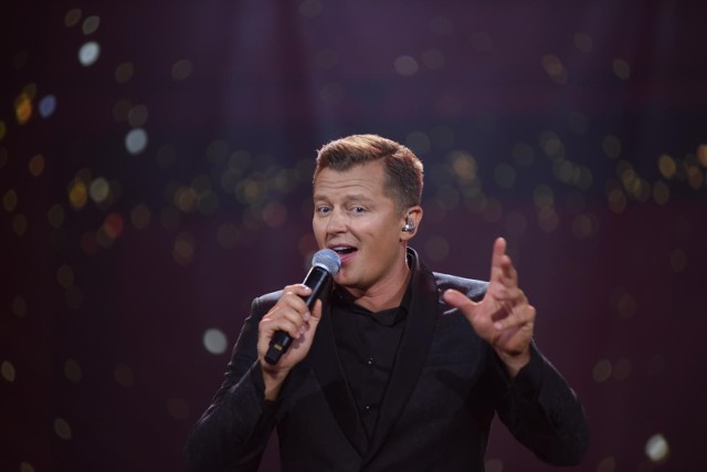 Rafał Brzozowski to człowiek orkiestra - śpiewa, wydaje płyty, prowadzi programy telewizyjne, w tym "The Voice Senior", a w przeszłości trenował zapasy! Poza tym wędkuje i sporo podróżuje. Zobaczcie jego prywatne zdjęcia! Rafał Brzozowski prowadzi bardzo ciekawe życie. >>>>>