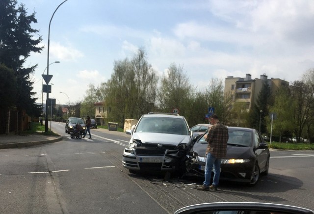 Do zdezrzenia dwóch samochodów osobowych doszło przed chwilą na skrzyżowaniu ulic Krzyżanowskiego i Paderewskiego w Rzeszowie. Zdjęcia dostaliśmy od Internauty na alarm@nowiny24.pl.