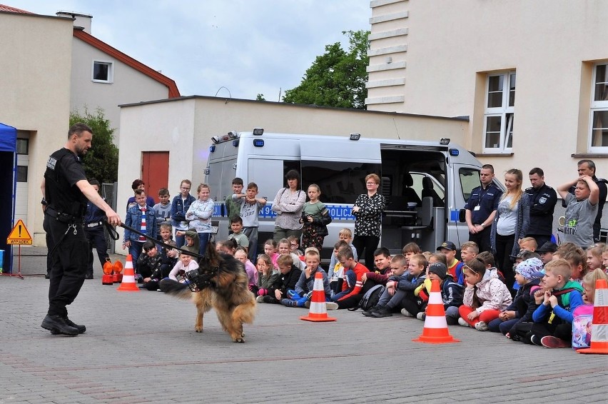 Dzieci w bytowskiej komendzie.