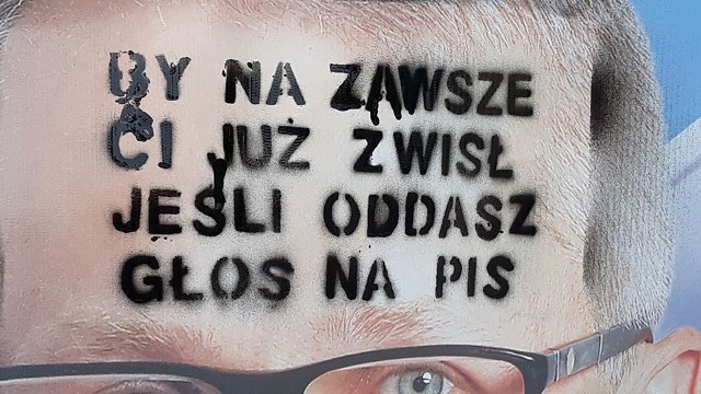 Nadmierne emocje przekładają się także na wyborców oraz wandali, które swoje poglądy eksponują niszcząc materiały wyborcze. W galerii zdjęć przykłady wandalizmu z województwa łódzkiego i innych okręgów.