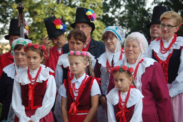 W parku przy ul. Libelta zespół tańczył i śpiewał. Mieszkańcy po raz pierwszy zobaczyć mogli uszyte w ostatnim czasie elementy strojów.  Powstały dzięki staraniom stowarzyszenia i dotacjom.