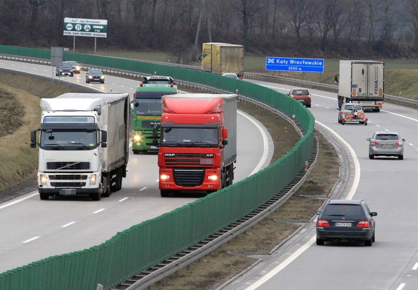 Zakaz wyprzedzania dla tirów? Na A4 mają go w nosie [FILM]