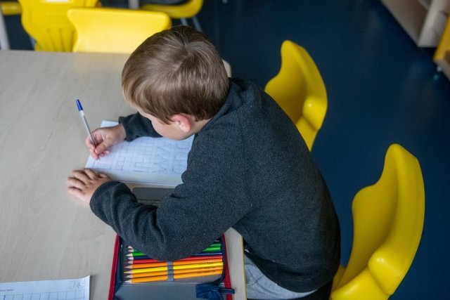 Uczniowie klas I-III szkół podstawowych oraz przedszkolaki nadal będą uczęszczali na stacjonarne zajęcia.