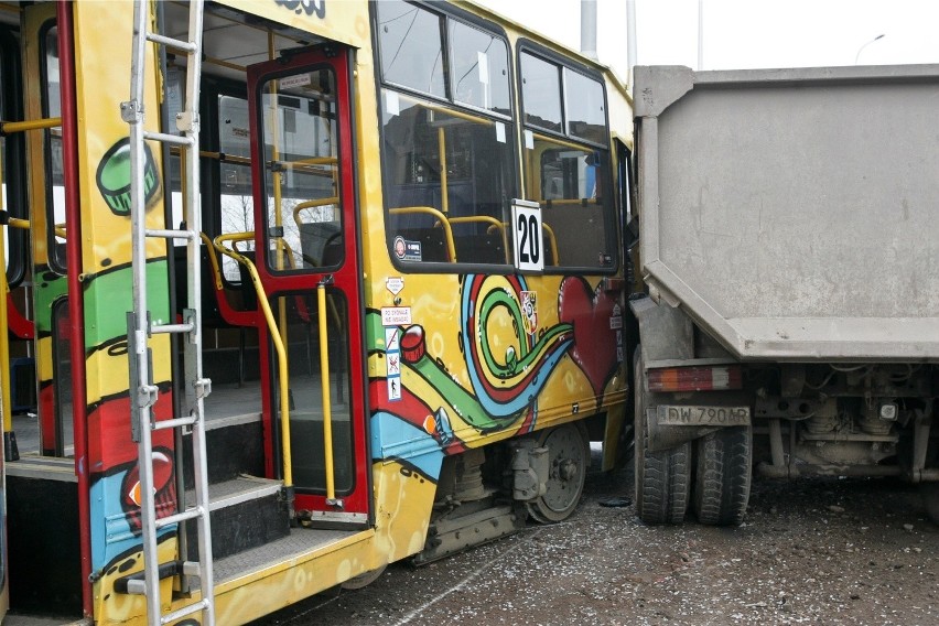 Wypadek przy AOW. Ciężarówka zderzyła się z tramwajem linii...