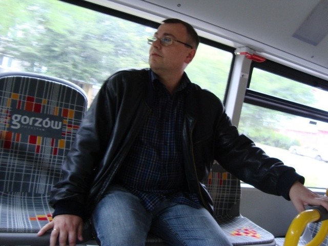 Andrzej Mazur ma kłopoty ze wzrokiem. Komunikaty głosowe w autobusach to dla niego wielka pomoc.