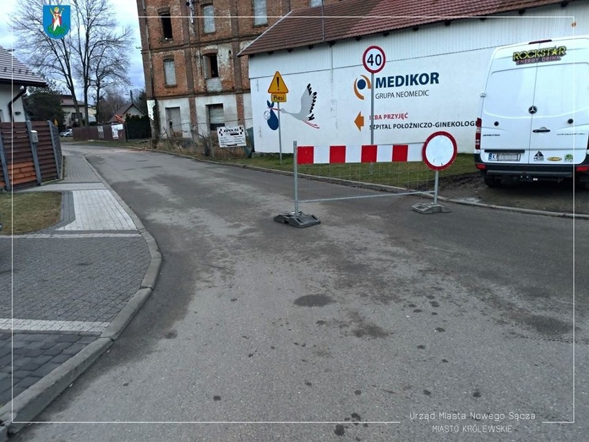 Nowy Sącz. Silny wiatr niszczy budynek przy ul. Stolarskiej. Policja zamknęła drogę do odwołania