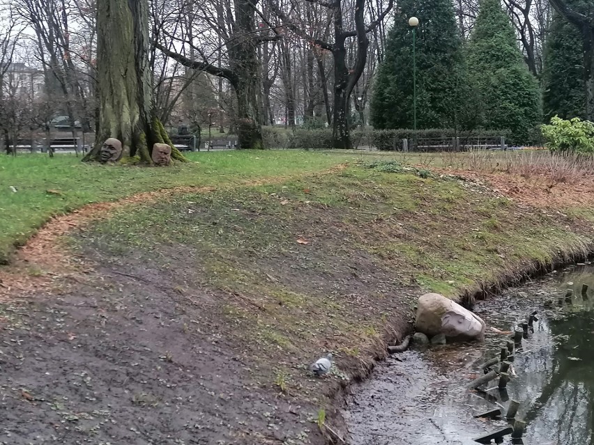 Kamienne rzeżby twarzy autorstwa Piotra Pytasza można...